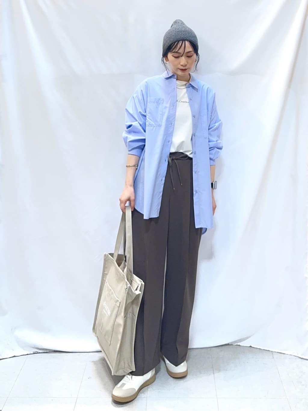 𝐇𝐢𝐫𝐨𝐦𝐢さんの「SHOO･LA･RUE｜【体型カバー】バックギャザーで魅せる オーバーサイズシャツ」を使ったコーディネート