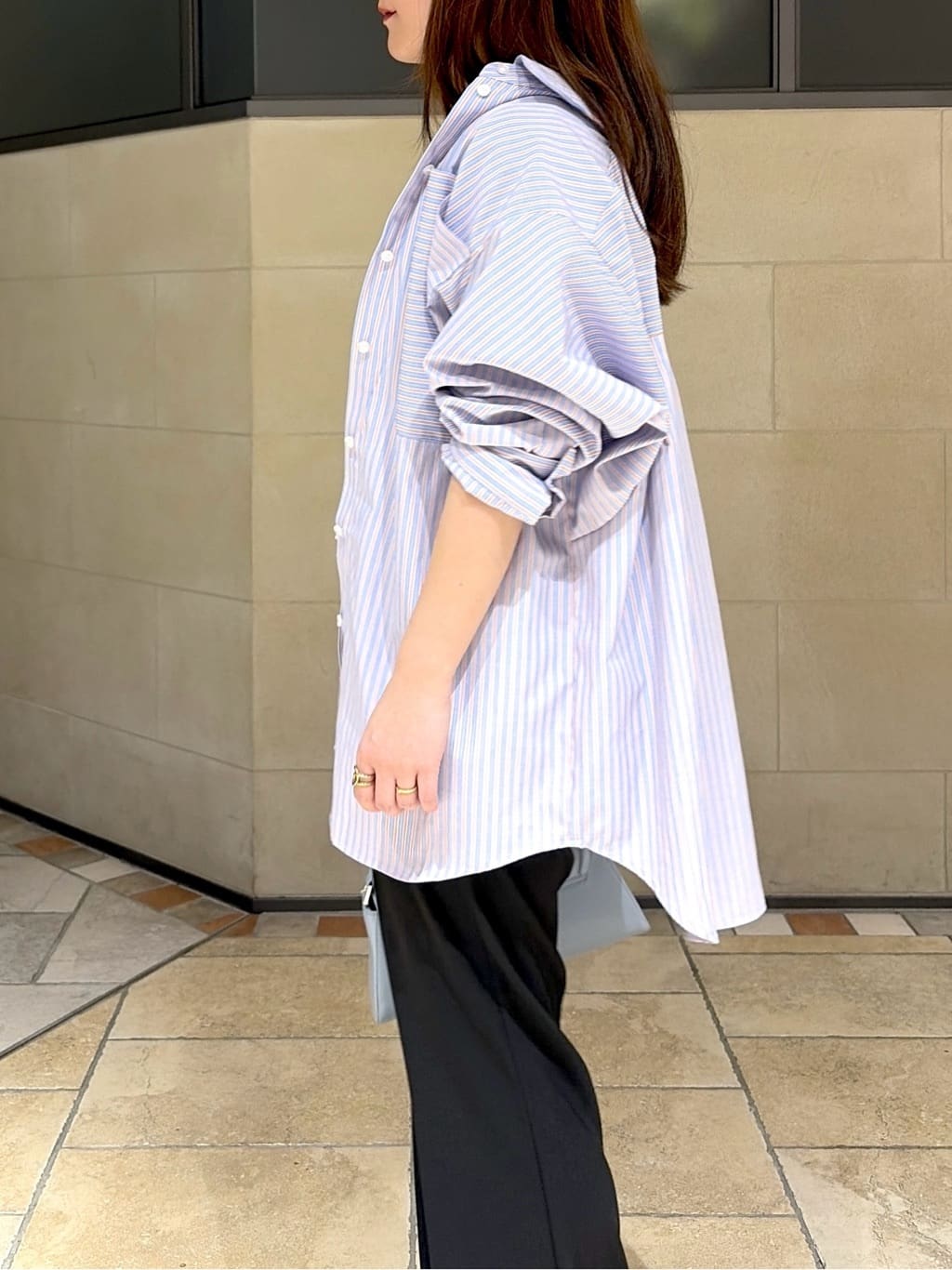 よねさんの「INDIVI｜メッセージプリントクルーネックTシャツ」を使ったコーディネート