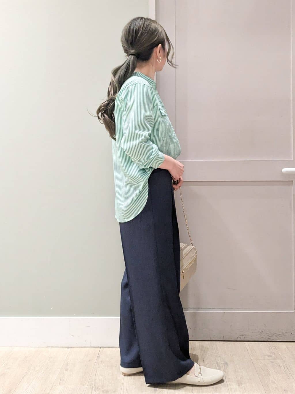kuwawaさんの「grove｜【貴島明日香さん着用】お仕事も普段も。今どきワークシャツブラウス」を使ったコーディネート