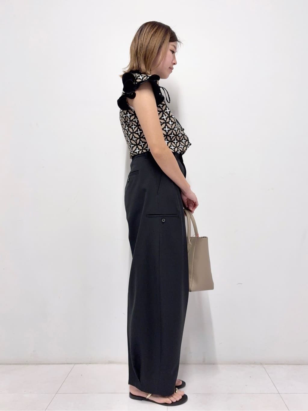 Nishijimaさんの「DRESSTERIOR｜【接触冷感/ウォッシャブル/otonaMUSE5月号掲載】カービーカーゴパンツ」を使ったコーディネート