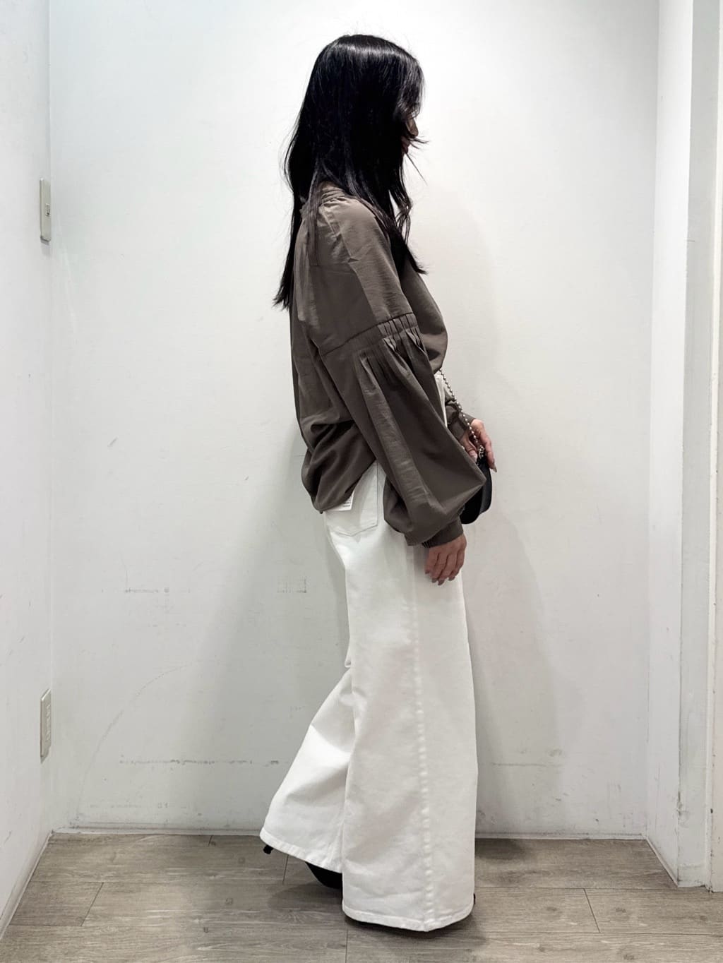 yuicciさんの「OPAQUE.CLIP｜スキッパーボリュームスリーブブラウス【洗濯機OK】」を使ったコーディネート