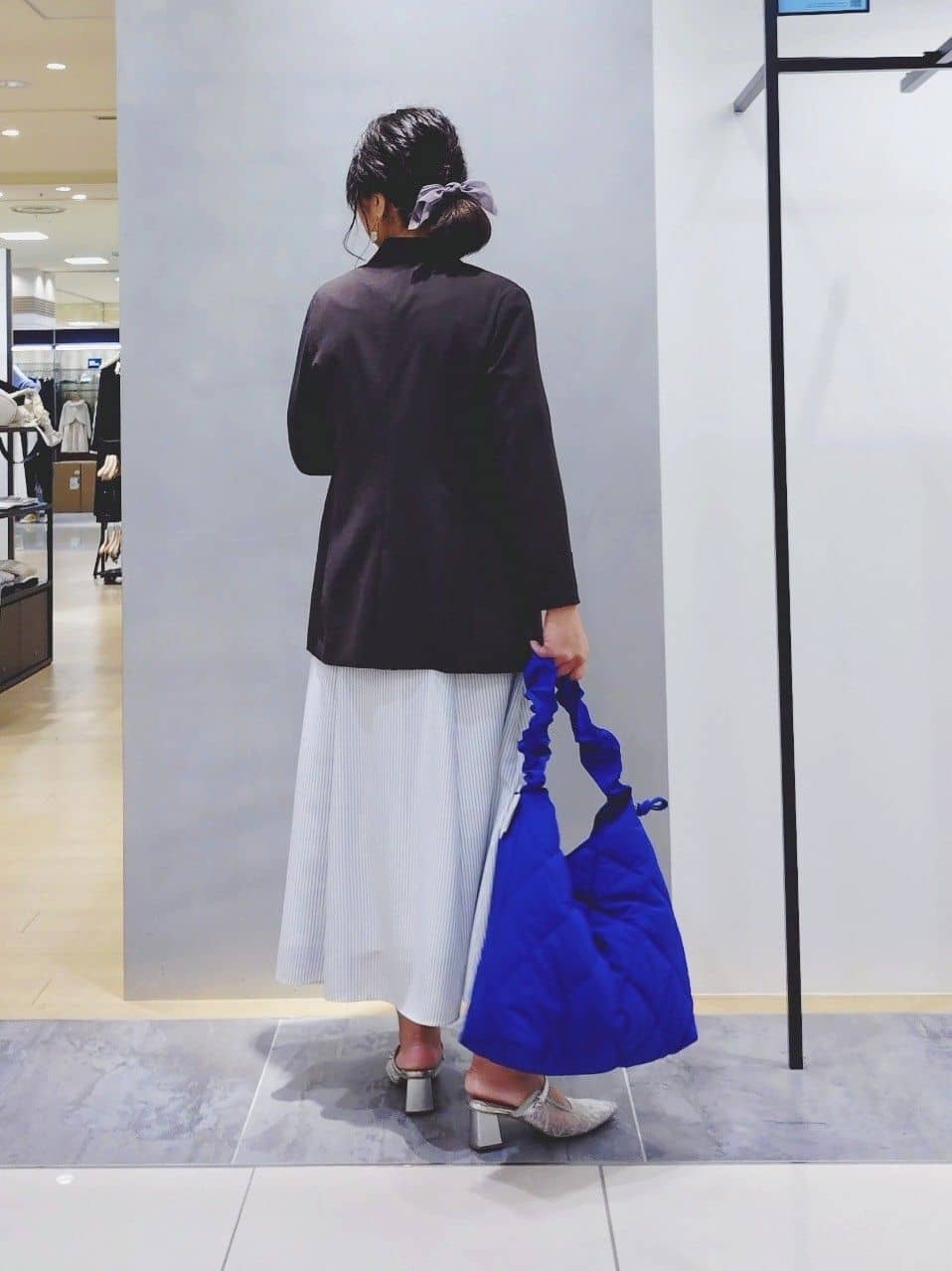 TOMOMIさんの「INDIVI｜【接触冷感／洗える／SETUP可能】シアーシャンブレータックフレアスカート」を使ったコーディネート