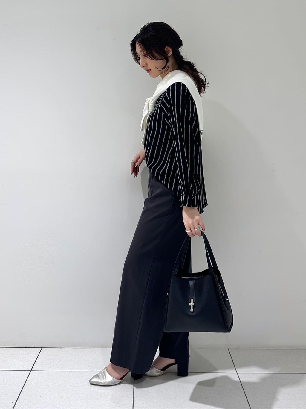 そんさんの「INDIVI｜【洗える／前後2WAY／アンサンブル可能】ドルマンスリーブカーディガン」を使ったコーディネート
