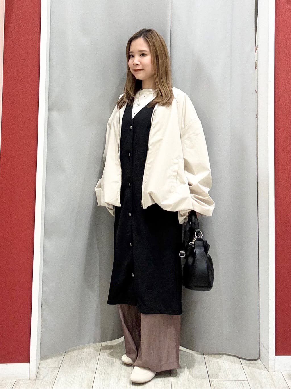 shioさんの「SHOO･LA･RUE｜【2点セット/洗濯機可/S-LL】ジレにもなるジャンスカ+5分袖Tシャツ」を使ったコーディネート