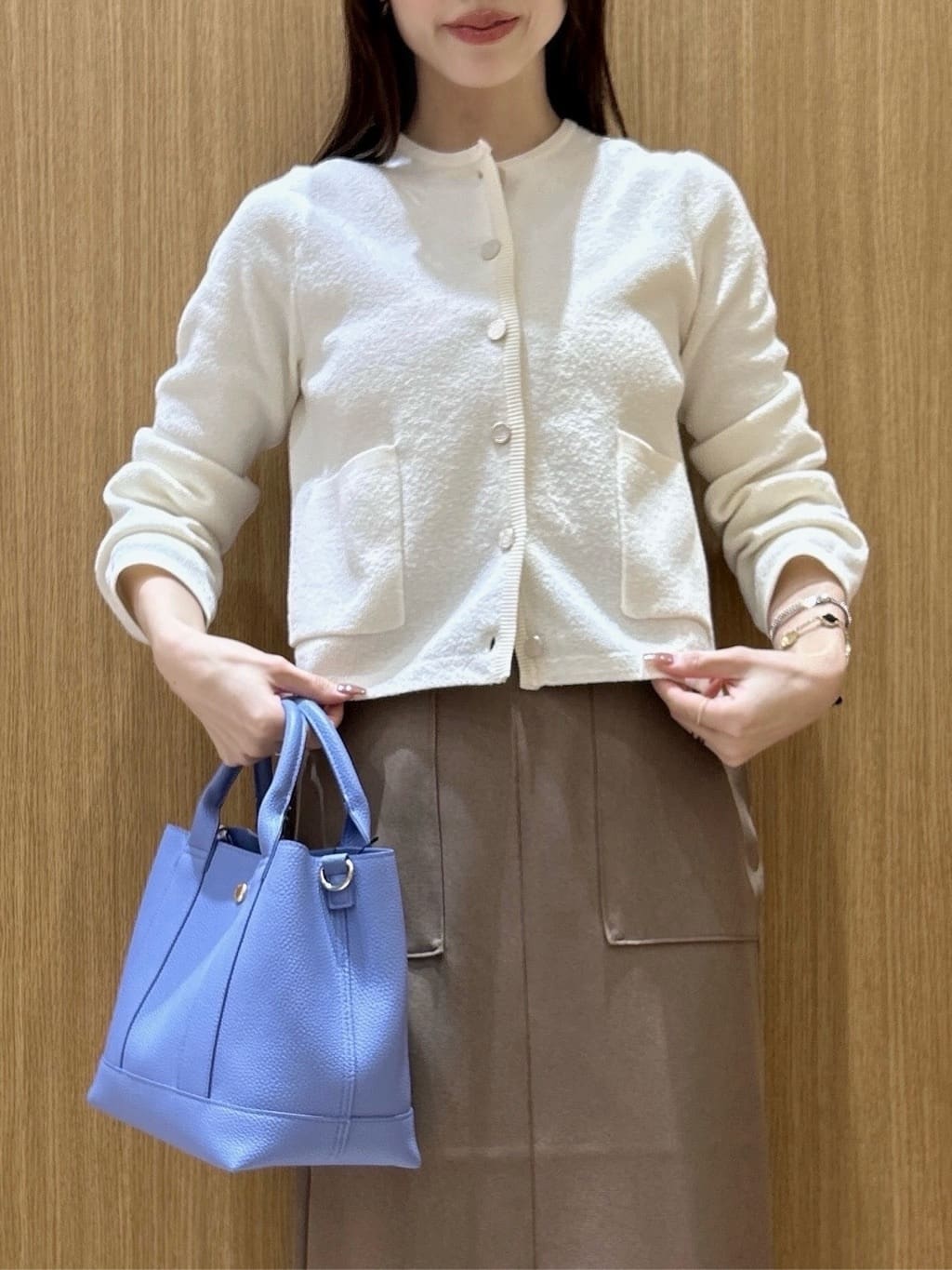 maiさんの「OPAQUE.CLIP｜ブークレ金ボタンニットカーディガン【洗濯機OK】」を使ったコーディネート