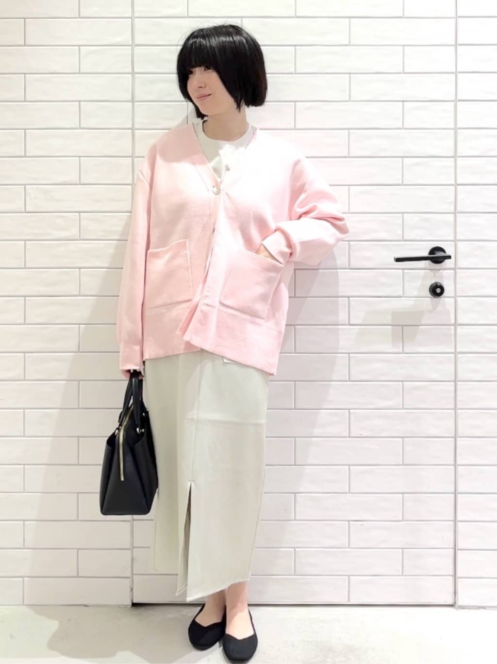 しおりさんの「OPAQUE.CLIP｜リラクシーロゴプリントTシャツ【洗濯機OK】」を使ったコーディネート