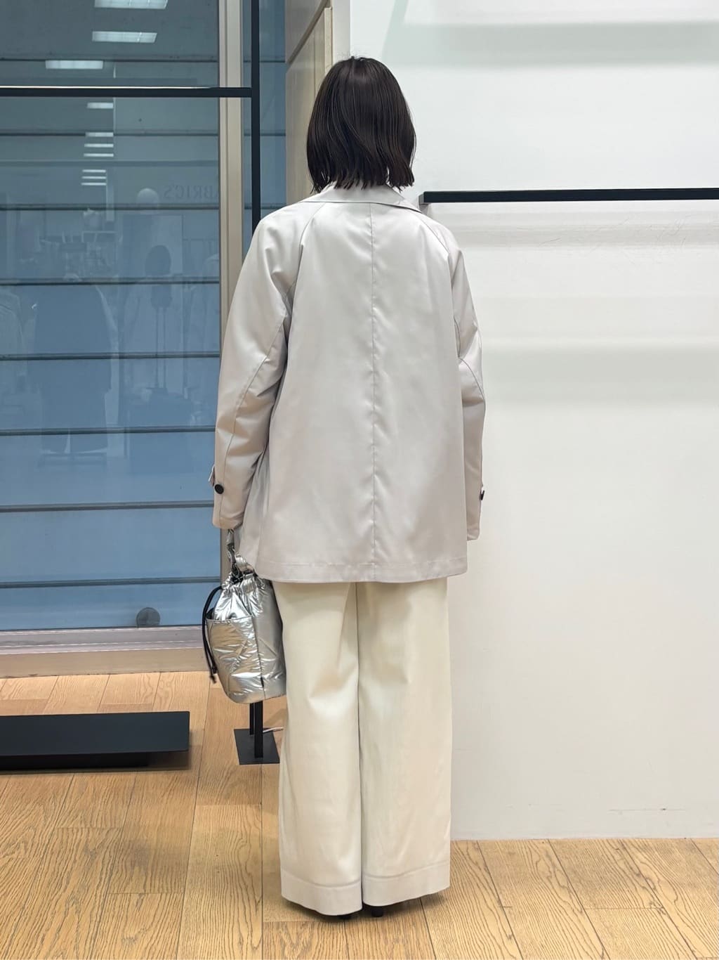 asamiさんの「INDIVI｜【洗える／UVケア／マットサテン】Vネックドルマンスリーブブラウス」を使ったコーディネート