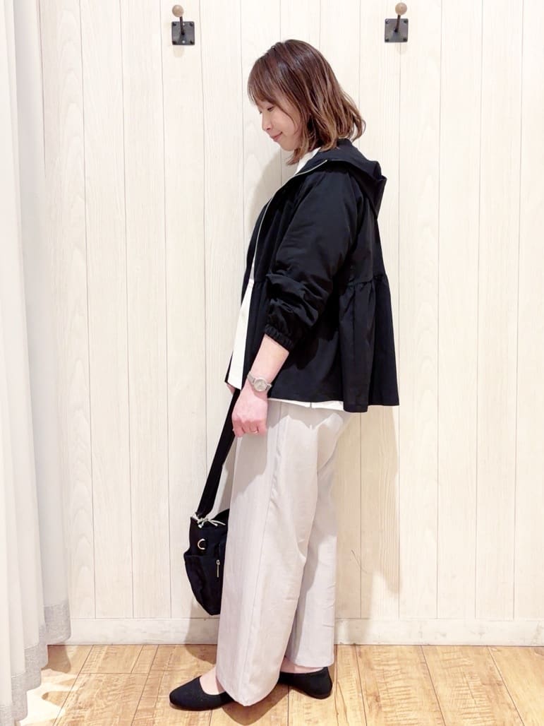 あいこさんの「SHOO･LA･RUE｜【S-LL/体型カバー】日焼け対策にも女性らしさを UVカットペプラムパーカ」を使ったコーディネート
