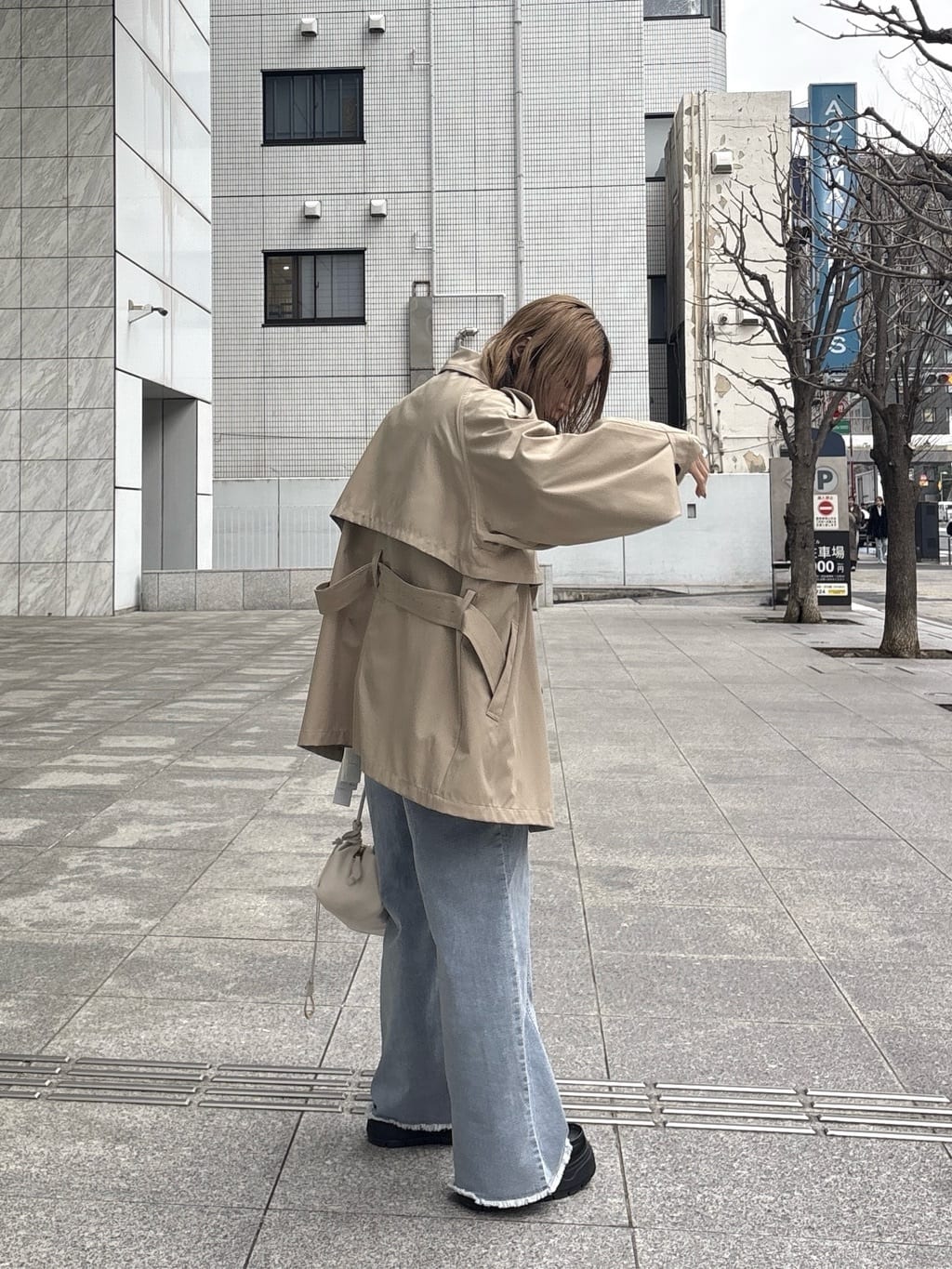kotakiさんの「INDIVI｜【撥水】ボンディングショートトレンチ」を使ったコーディネート