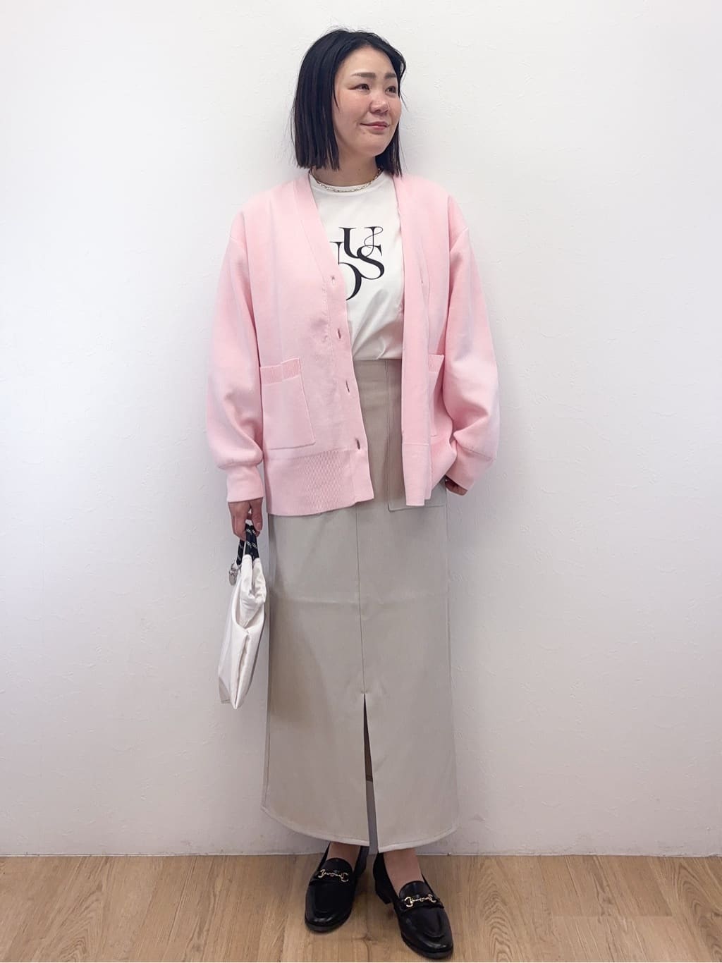 Takeさんの「OPAQUE.CLIP｜リラクシーロゴプリントTシャツ【洗濯機OK】」を使ったコーディネート
