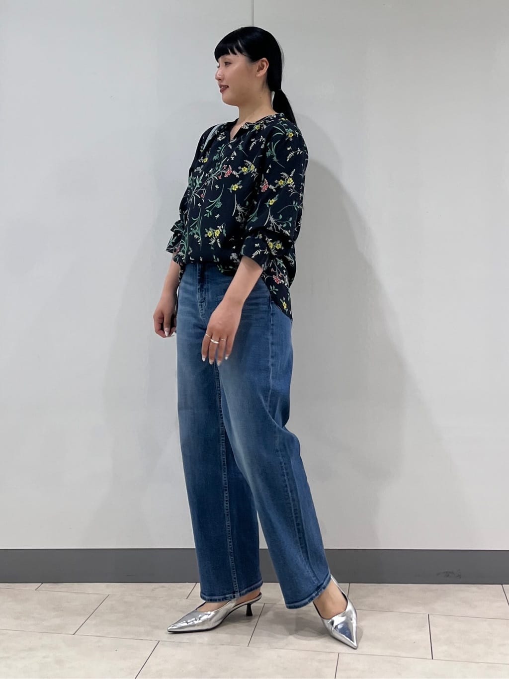 hasuさんの「INDIVI｜【花粉付着防止／撥水／UVケア】名品トレンチコート」を使ったコーディネート