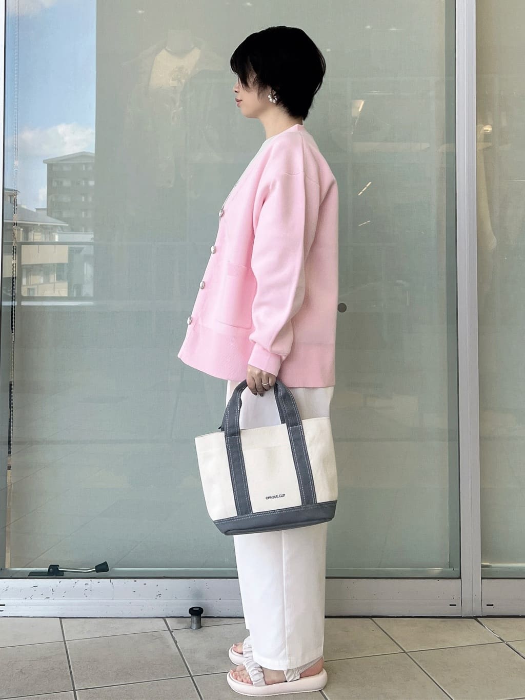 yo-koさんの「OPAQUE.CLIP｜リラクシーロゴプリントTシャツ【洗濯機OK】」を使ったコーディネート
