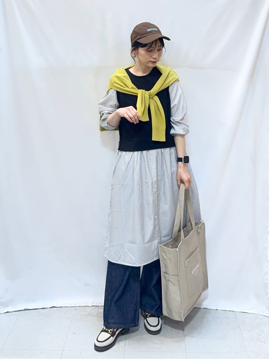 𝐇𝐢𝐫𝐨𝐦𝐢さんの「SHOO･LA･RUE｜【洗濯機可/UV】さらっとしたタッチが心地よい ショート丈 Vネックカーディガン」を使ったコーディネート