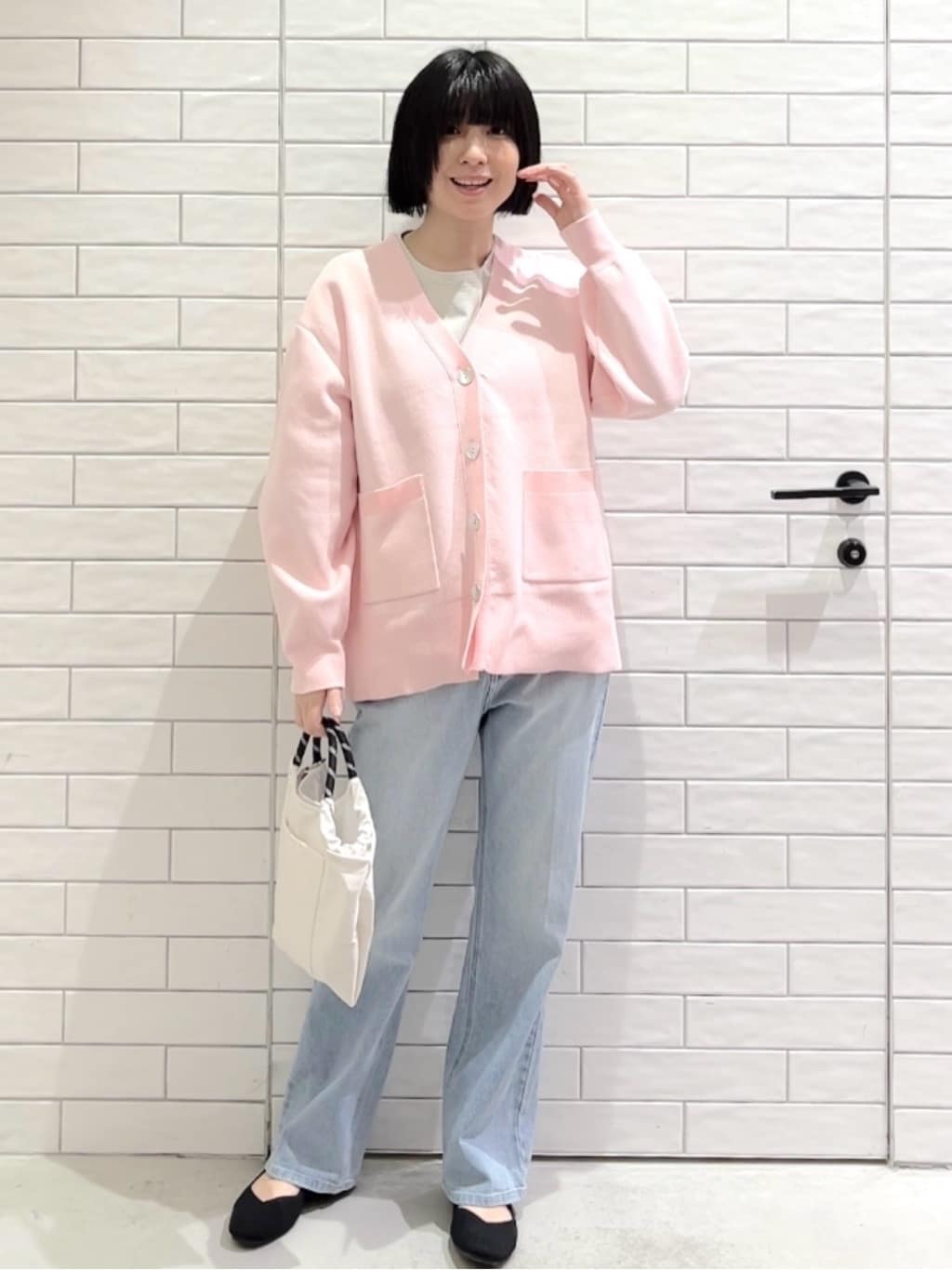 しおりさんの「OPAQUE.CLIP｜リラクシーロゴプリントTシャツ【洗濯機OK】」を使ったコーディネート