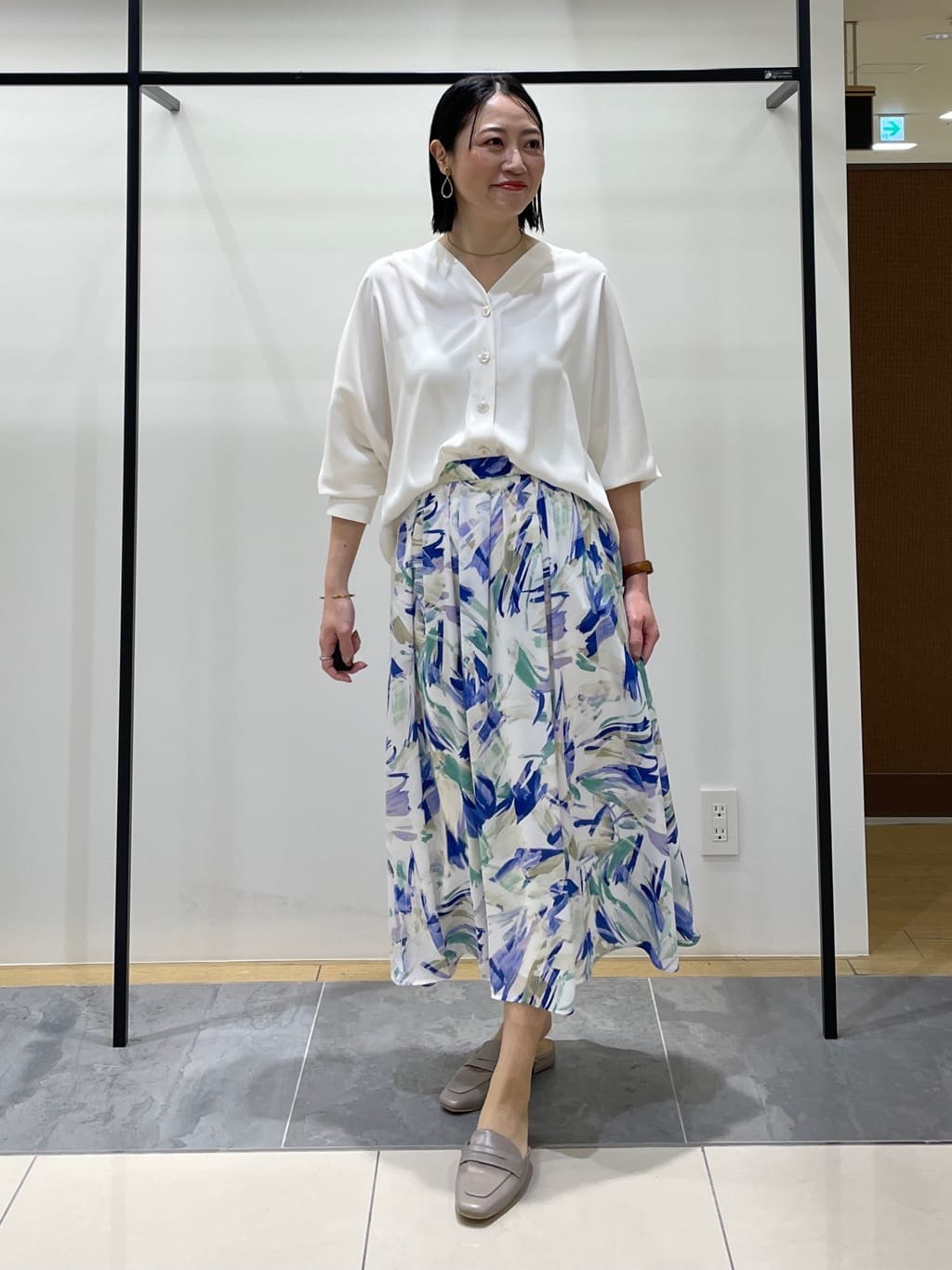 shihoさんの「INDIVI｜【洗える／UVケア／マットサテン】Vネックドルマンスリーブブラウス」を使ったコーディネート