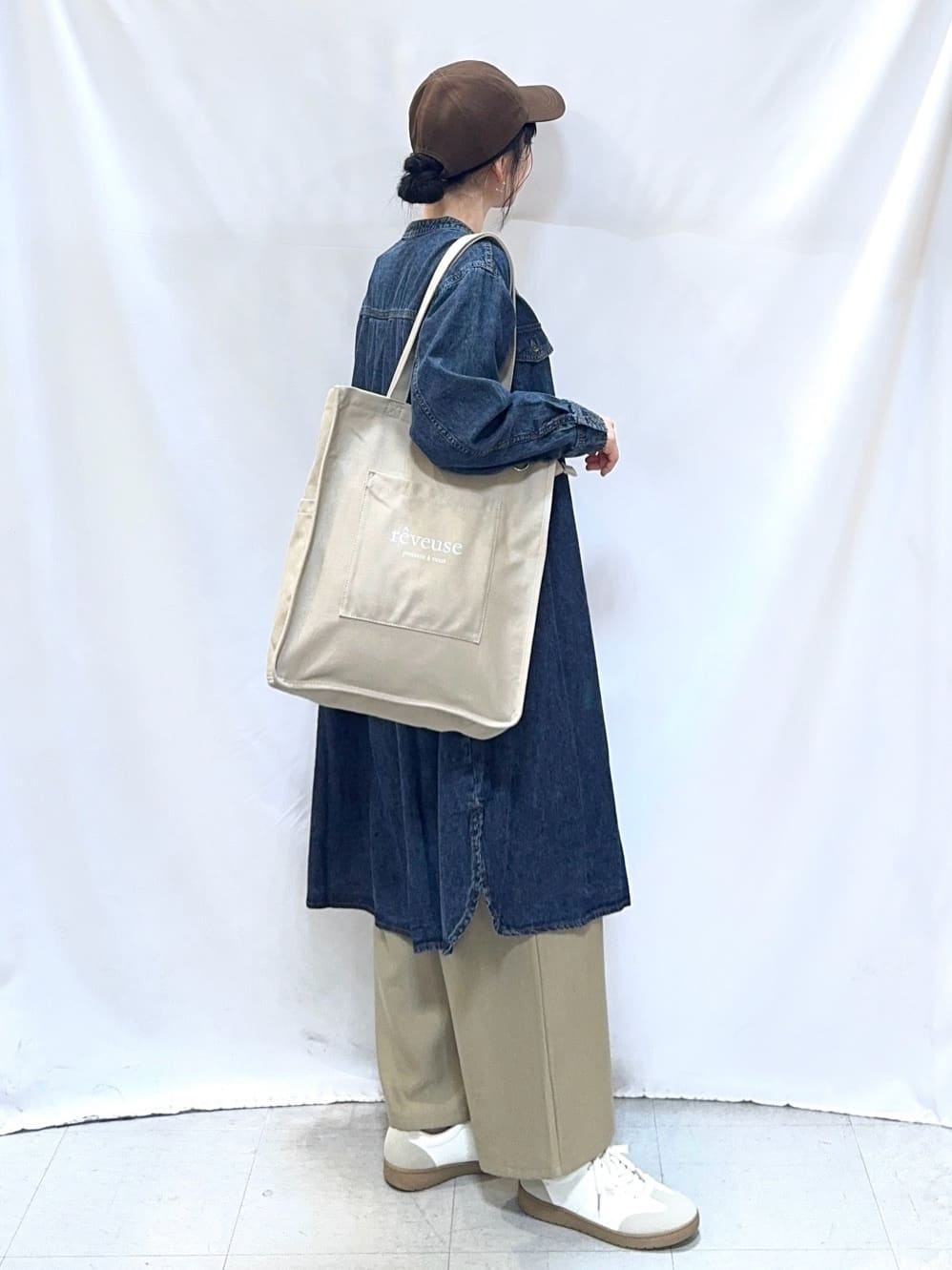 𝐇𝐢𝐫𝐨𝐦𝐢さんの「SHOO･LA･RUE｜【UV/抗菌防臭/洗濯機可】小さめロゴの大人スムースロンT」を使ったコーディネート