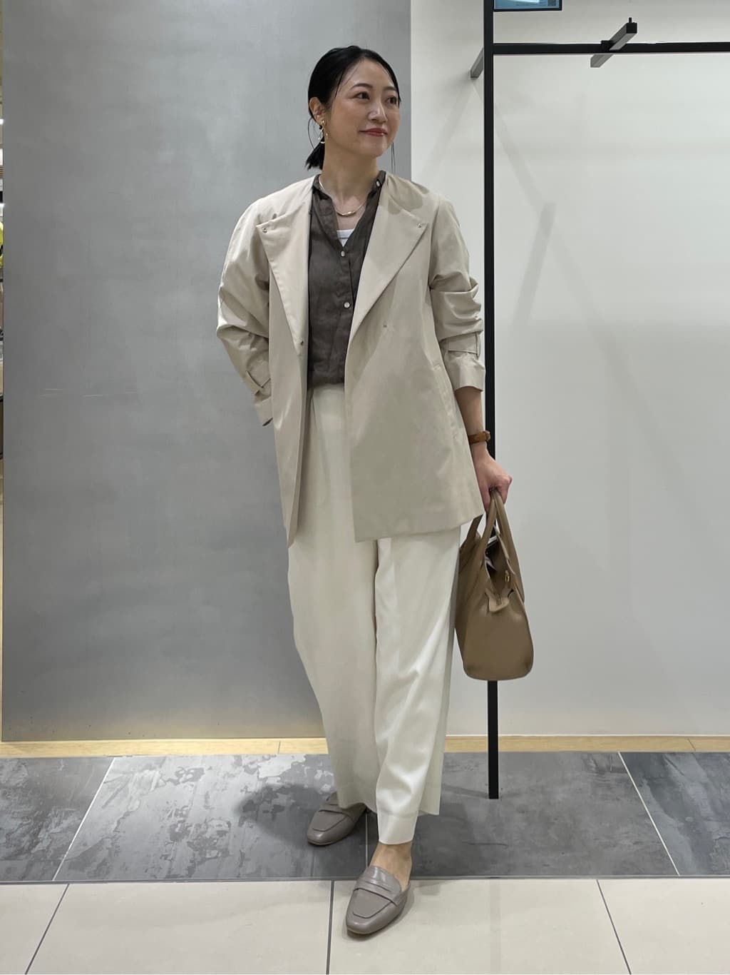 shihoさんの「INDIVI｜【撥水/軽量】ミドル丈 ミニマルトレンチコート」を使ったコーディネート