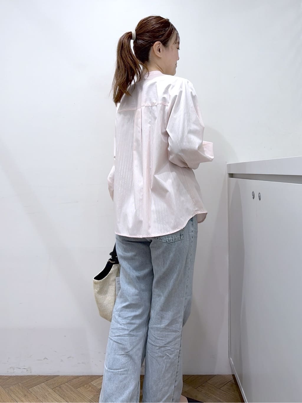 Junさんの「index｜【植草美幸先生が指南する好印象スタイル】《丈が選べる》ストレートデニムパンツ【洗濯機洗い可】」を使ったコーディネート