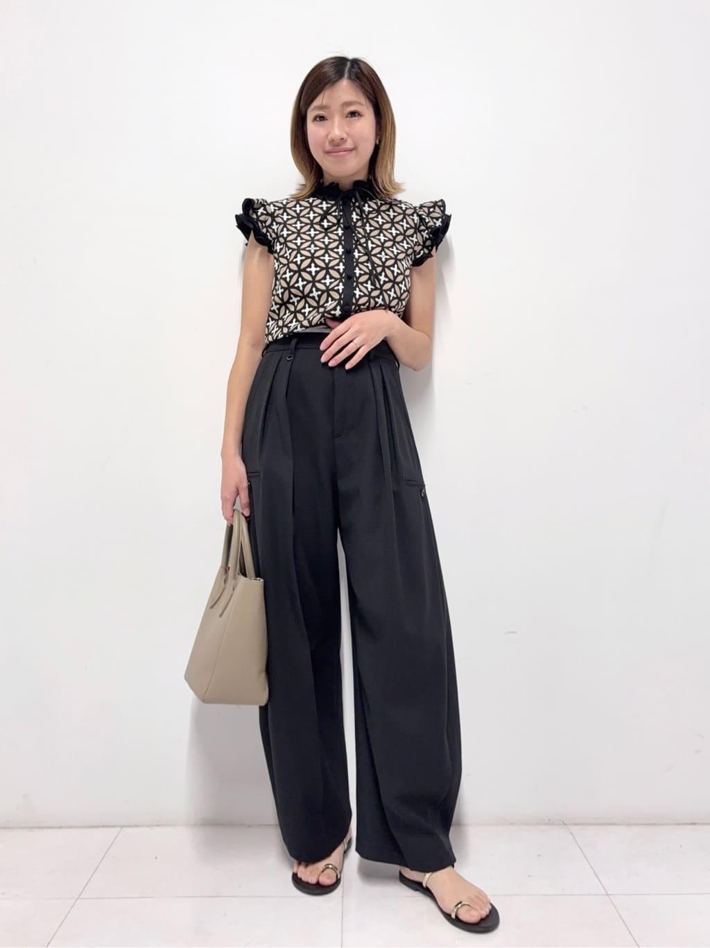 Nishijimaさんの「DRESSTERIOR｜【接触冷感/ウォッシャブル/otonaMUSE5月号掲載】カービーカーゴパンツ」を使ったコーディネート