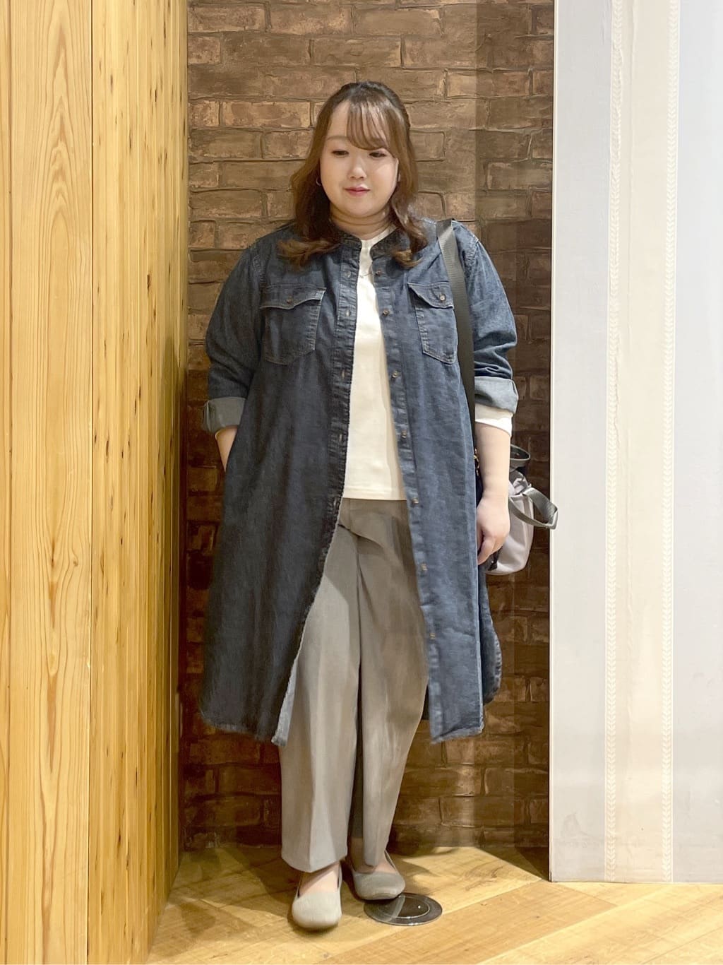 Risaさんの「SHOO･LA･RUE｜【Lee別注／撥水】巾着ショルダーバッグ」を使ったコーディネート