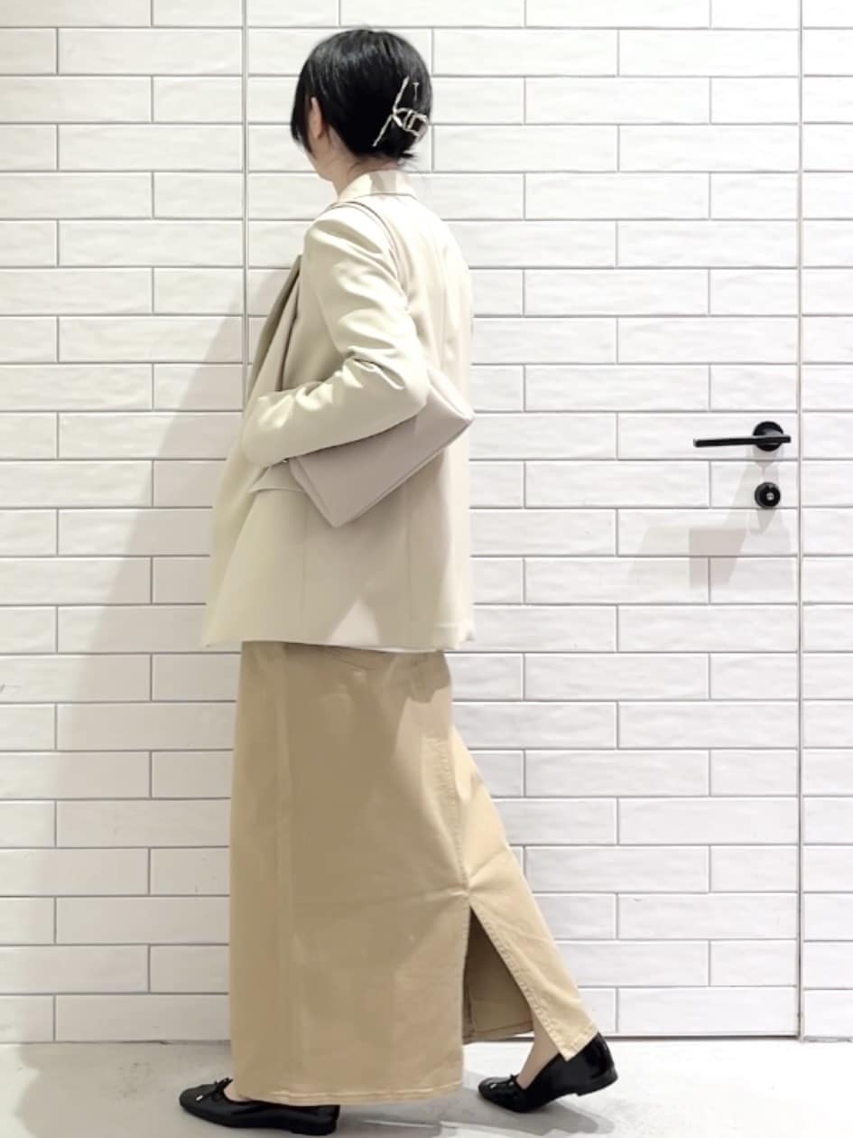 しおりさんの「OPAQUE.CLIP｜金ボタンダブルブレストテーラードジャケット／セットアップ対応【洗える】」を使ったコーディネート