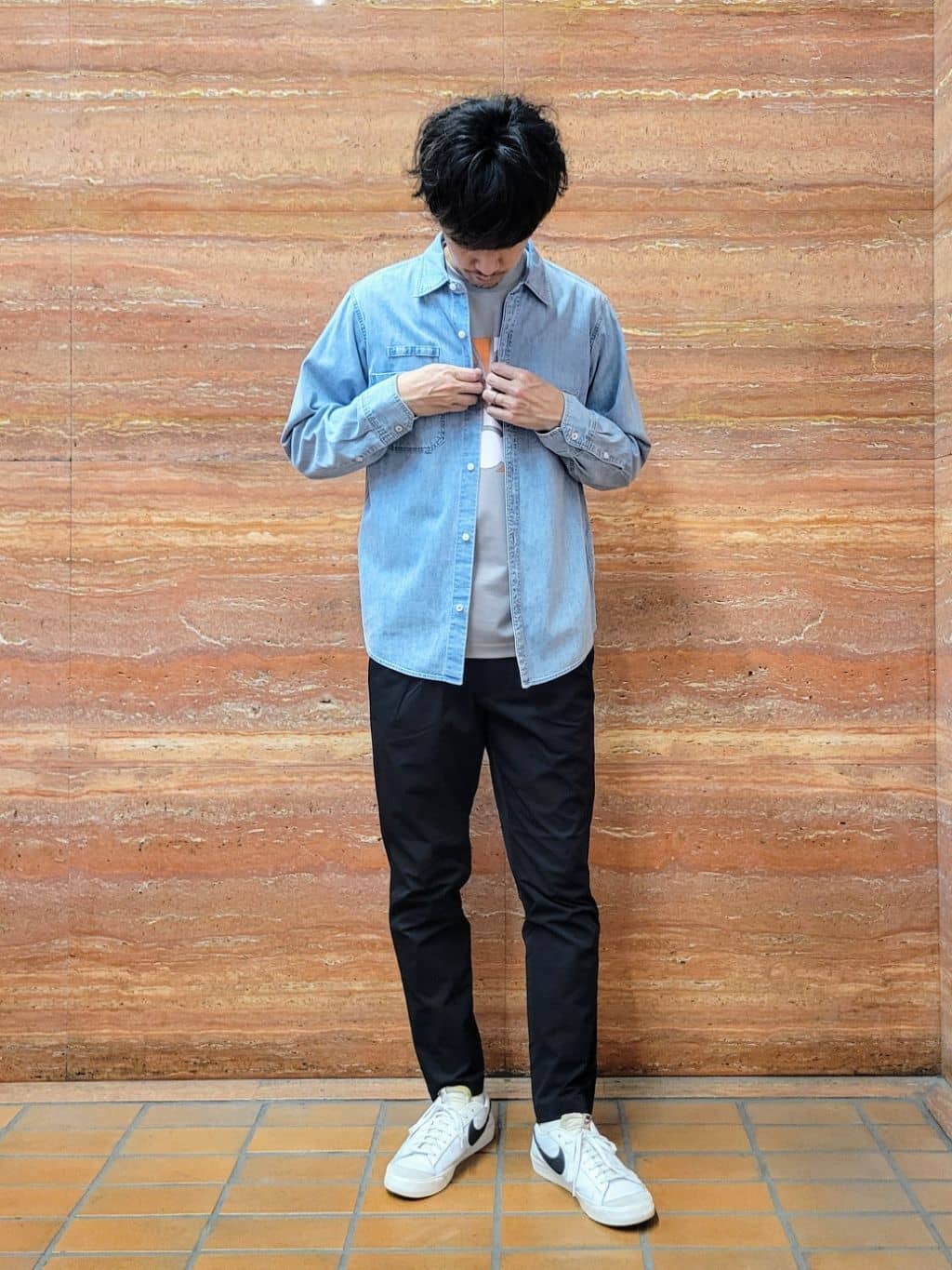 piroyaさんの「TAKEO KIKUCHI｜【BOWLER HAT LABEL】Tエンブレム デニムシャツ」を使ったコーディネート