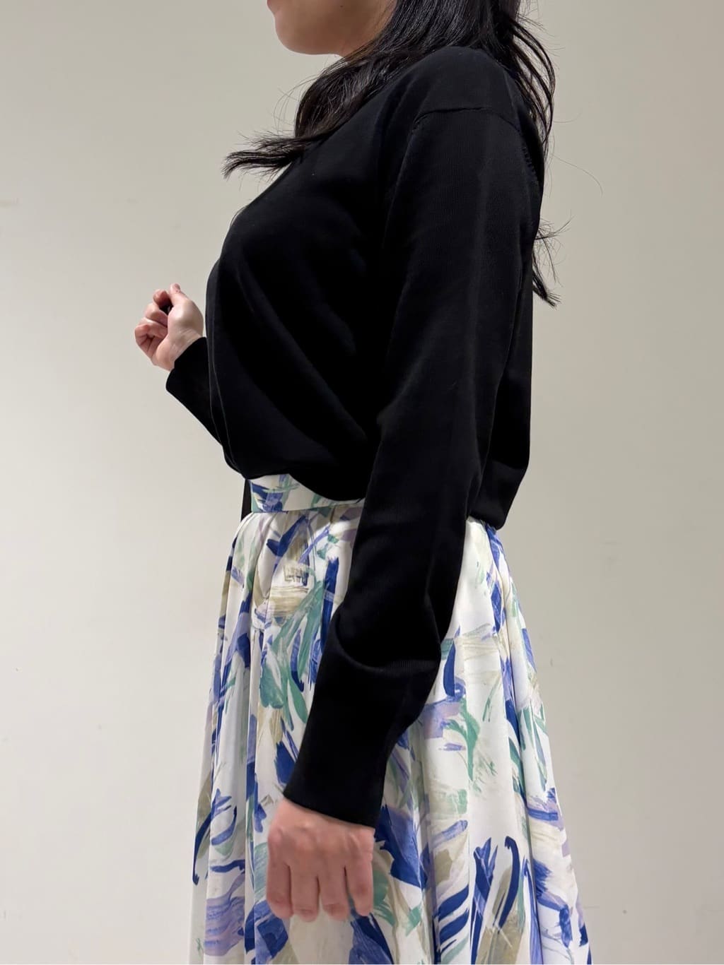 momokoさんの「INDIVI｜【シルク混】きれいめVネックニット」を使ったコーディネート