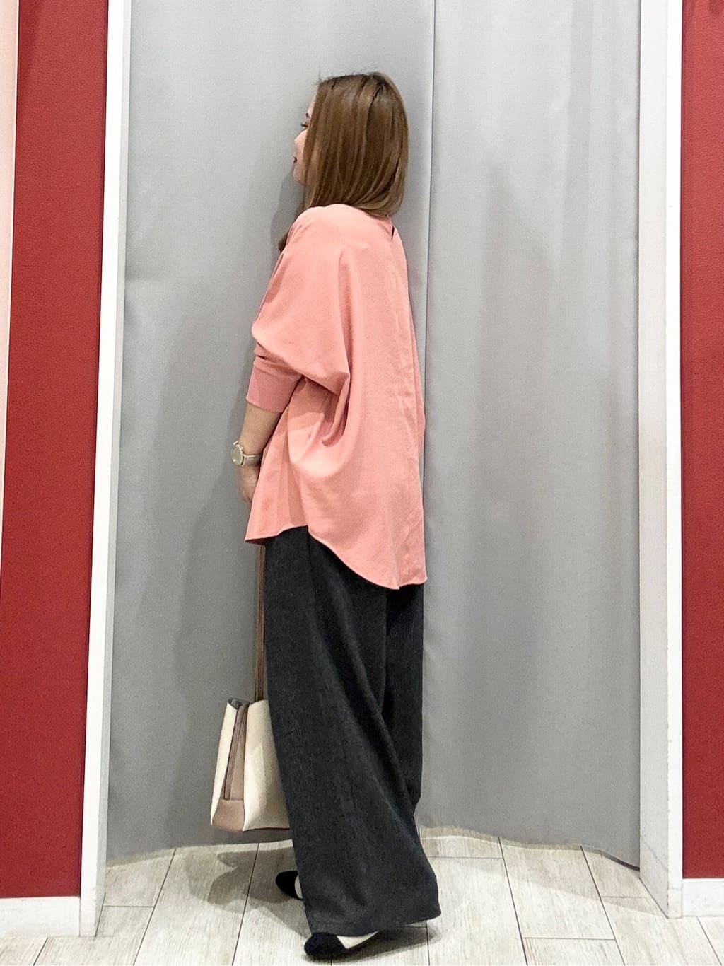 shioさんの「SHOO･LA･RUE｜【着丈選べる/体型カバー/洗濯機可】さらさらとろん ドルマンブラウス」を使ったコーディネート