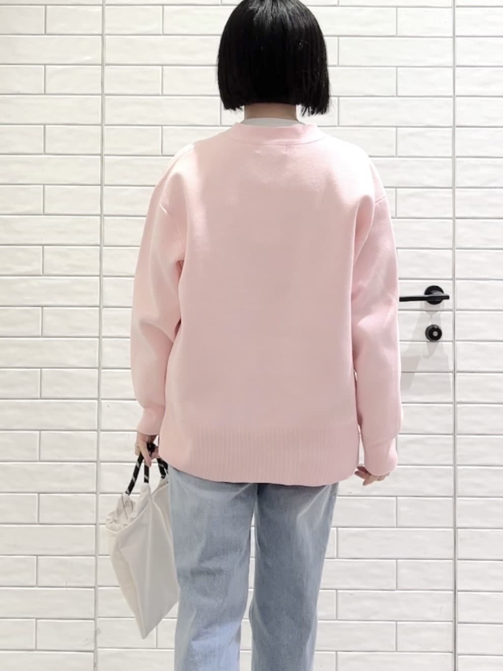 しおりさんの「OPAQUE.CLIP｜リラクシーロゴプリントTシャツ【洗濯機OK】」を使ったコーディネート