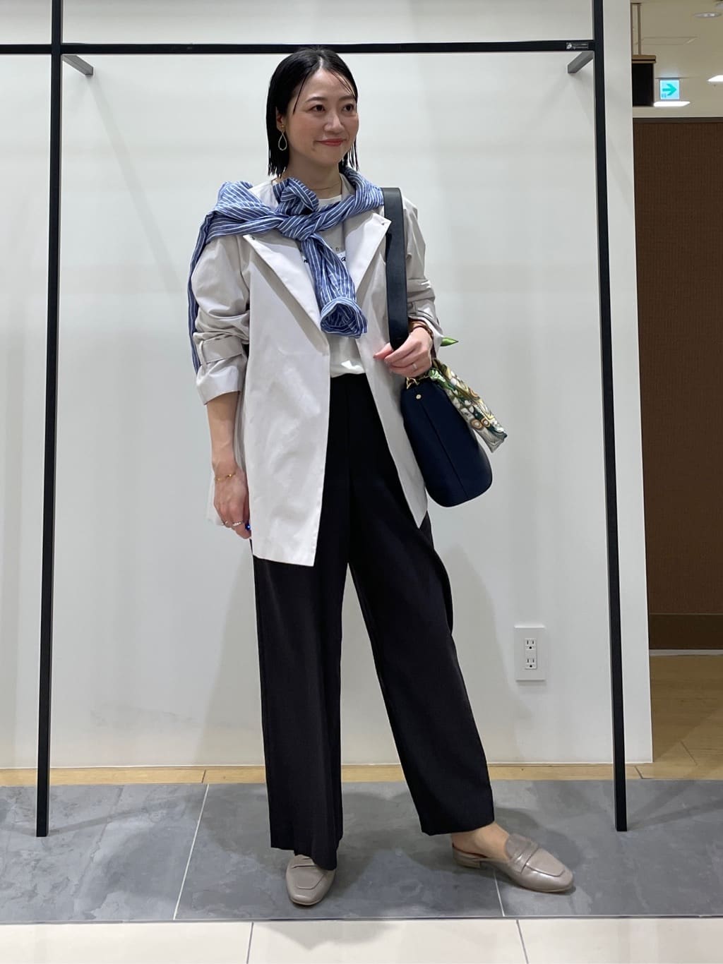 shihoさんの「INDIVI｜【撥水/軽量】ミドル丈 ミニマルトレンチコート」を使ったコーディネート