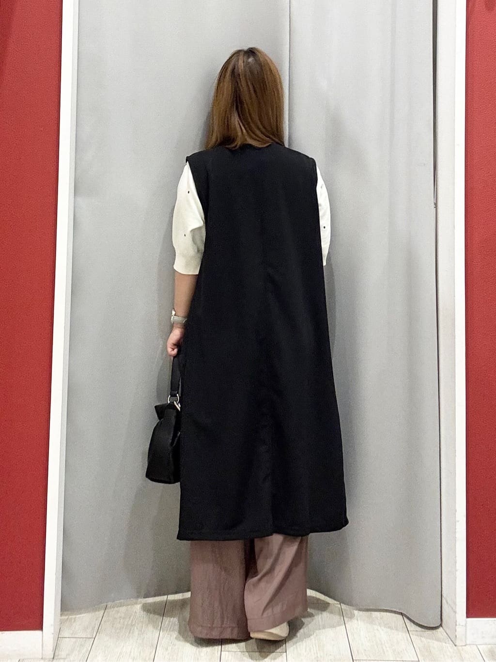 shioさんの「SHOO･LA･RUE｜【2点セット/洗濯機可/S-LL】ジレにもなるジャンスカ+5分袖Tシャツ」を使ったコーディネート