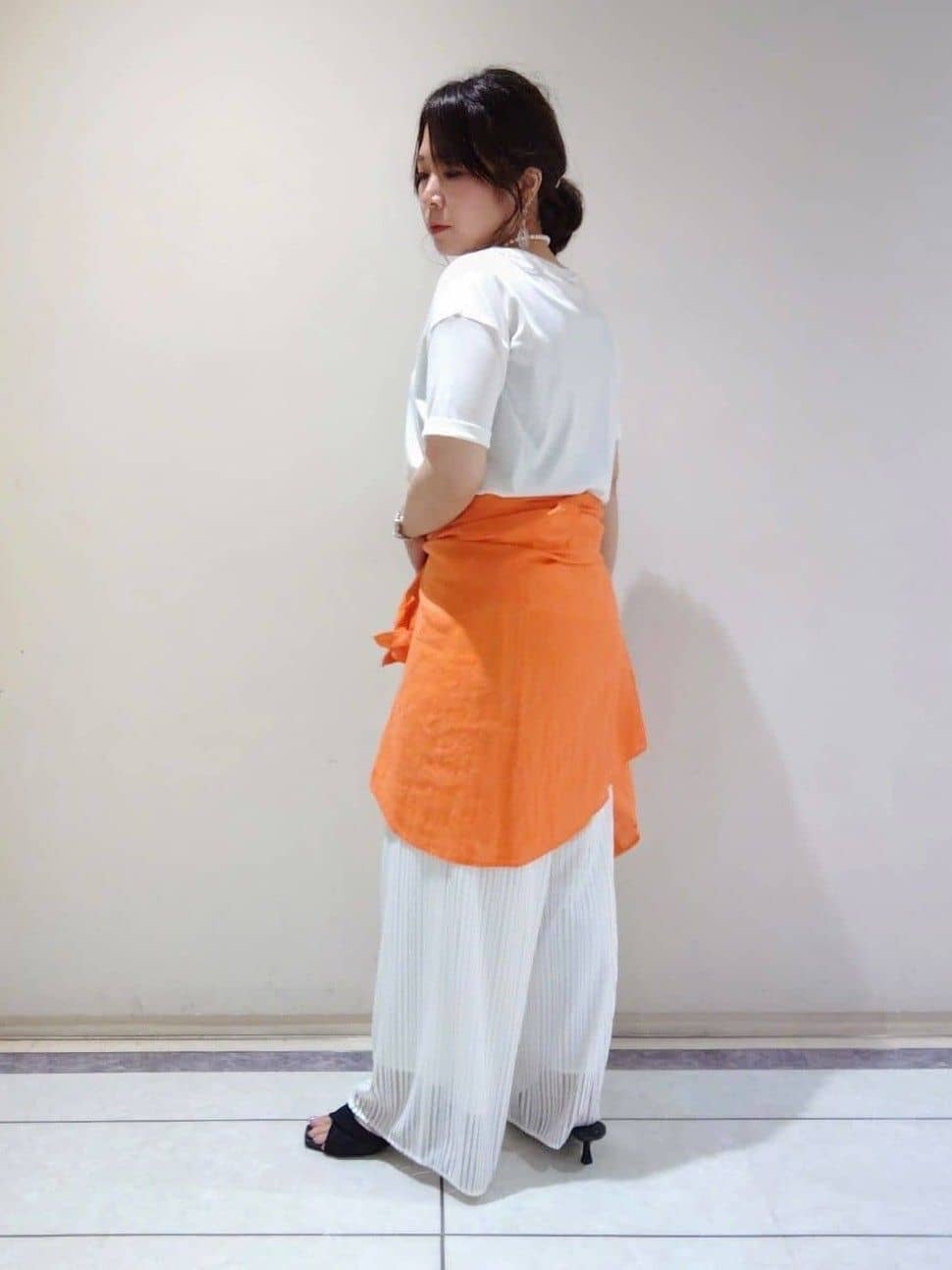 TOMOMIさんの「INDIVI｜パール調コインショートネックレス」を使ったコーディネート