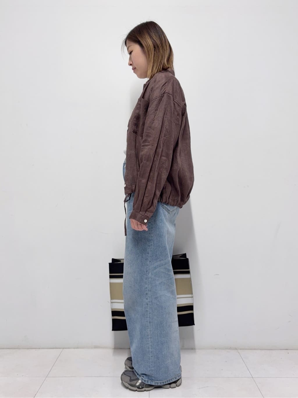 Nishijimaさんの「DRESSTERIOR｜【2WAY/羽織にも】ウォッシャブルリネン ドロストシャツ」を使ったコーディネート