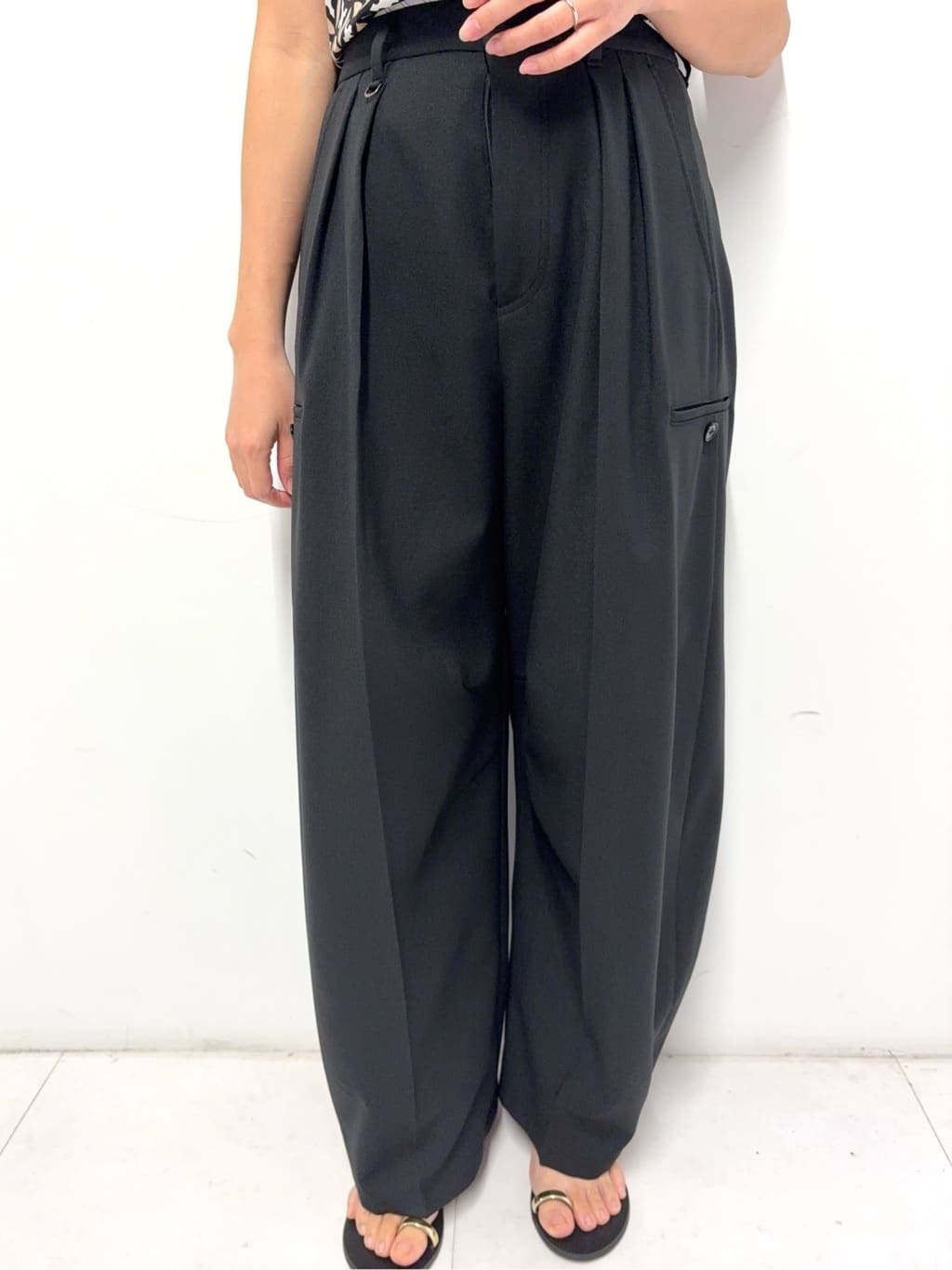 Nishijimaさんの「DRESSTERIOR｜【接触冷感/ウォッシャブル/otonaMUSE5月号掲載】カービーカーゴパンツ」を使ったコーディネート