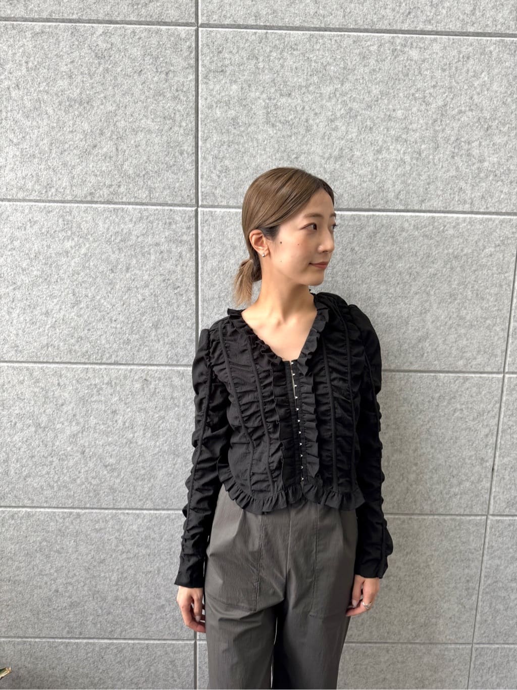 uchi__yamaさんの「CODE A｜dobby ruffle blouse」を使ったコーディネート