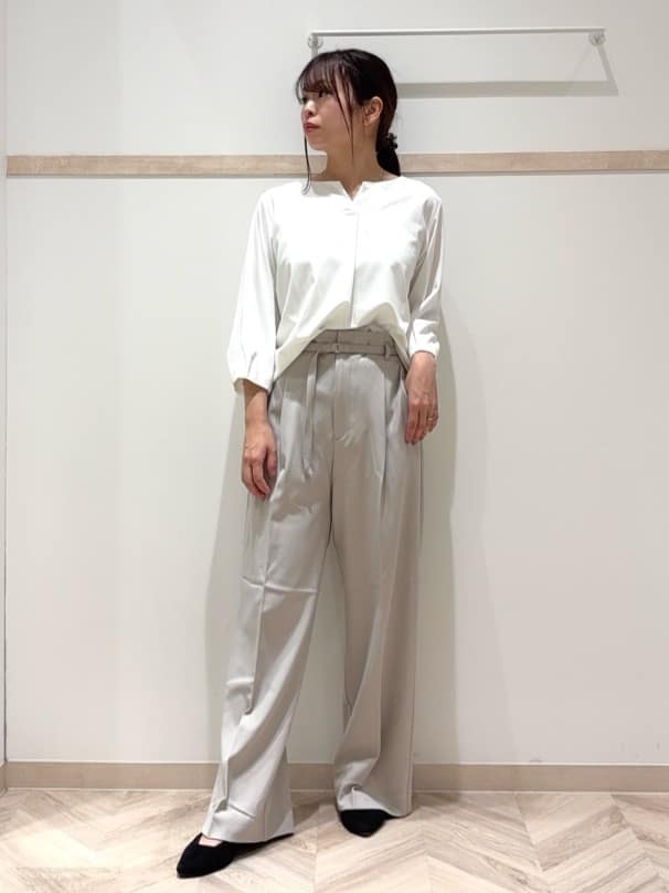 nanaさんの「SHOO･LA･RUE｜【洗濯機可/イージーケア/UV】パール調付きカットブラウス」を使ったコーディネート