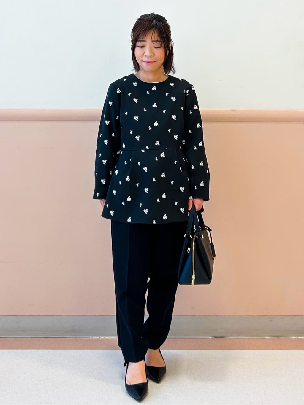 こやさんの「OPAQUE.CLIP｜フラワー刺繍ペプラムブラウス【洗濯機OK】」を使ったコーディネート