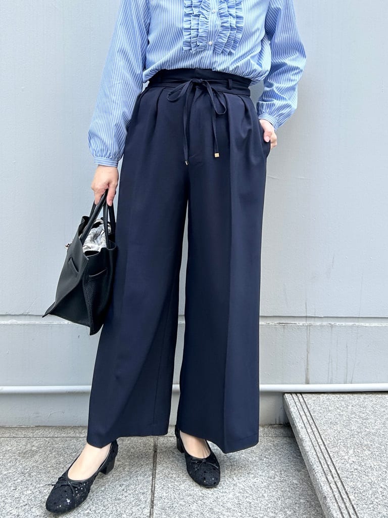 shinoさんの「Couture brooch｜【通勤・着映え】ストライプ フリルブラウス」を使ったコーディネート