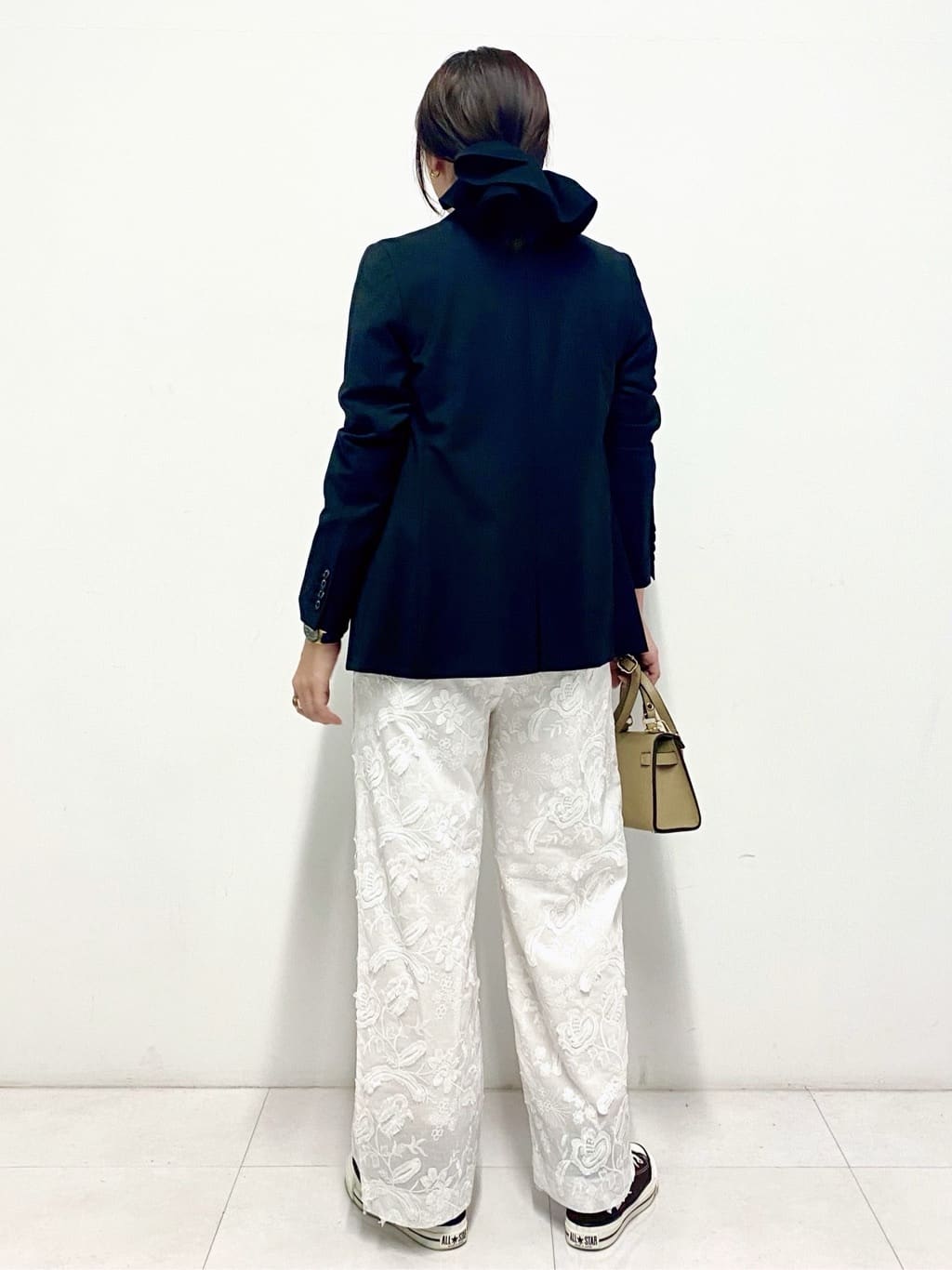 Sawaguchiさんの「DRESSTERIOR｜【ウォッシャブル/ウエストゴム】コットンエンブロイダリー イージーパンツ」を使ったコーディネート