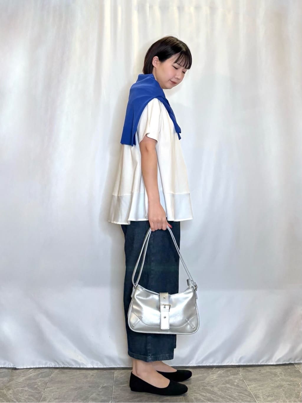 ネリさんの「SHOO･LA･RUE｜【洗濯機可/UV】さらっとしたタッチが心地よい ショート丈 Vネックカーディガン」を使ったコーディネート