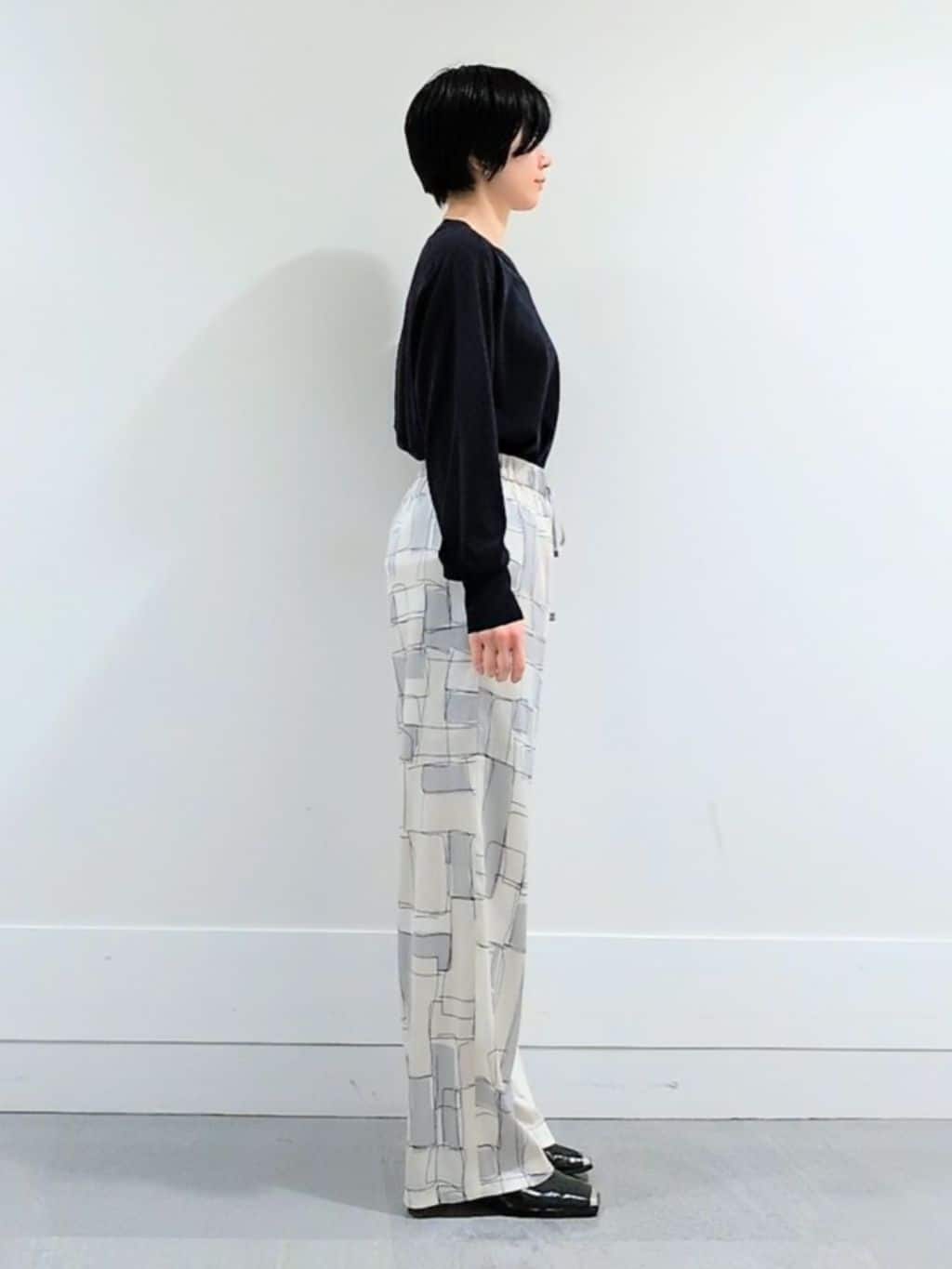 ミズタさんの「UNTITLED｜【アンサンブル可/洗える】シアーVネックニット」を使ったコーディネート