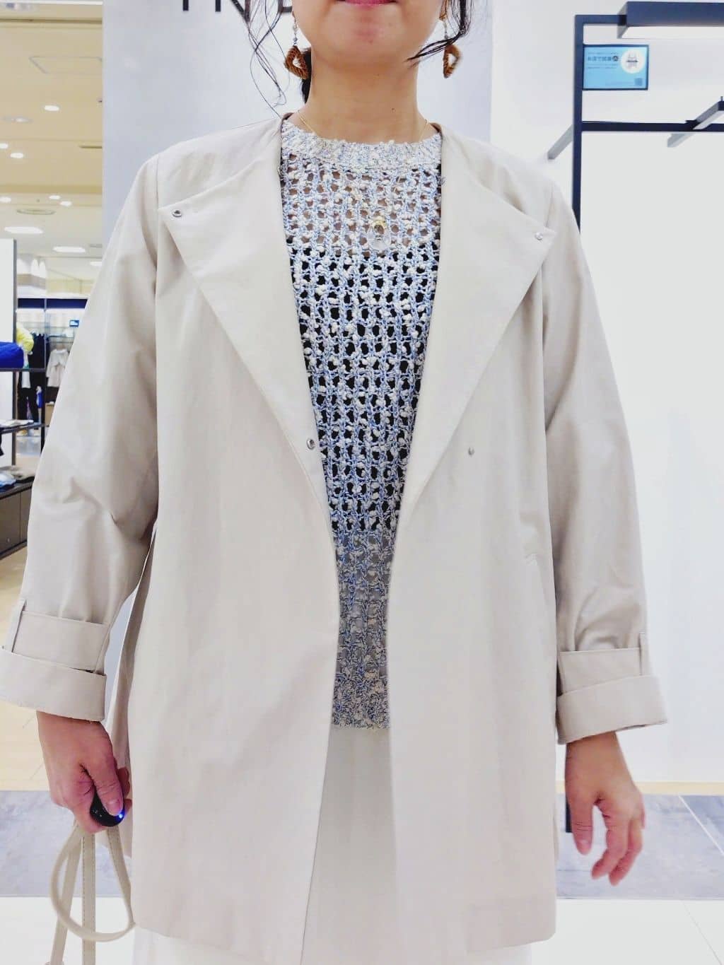 TOMOMIさんの「INDIVI｜【撥水/軽量】ミドル丈 ミニマルトレンチコート」を使ったコーディネート