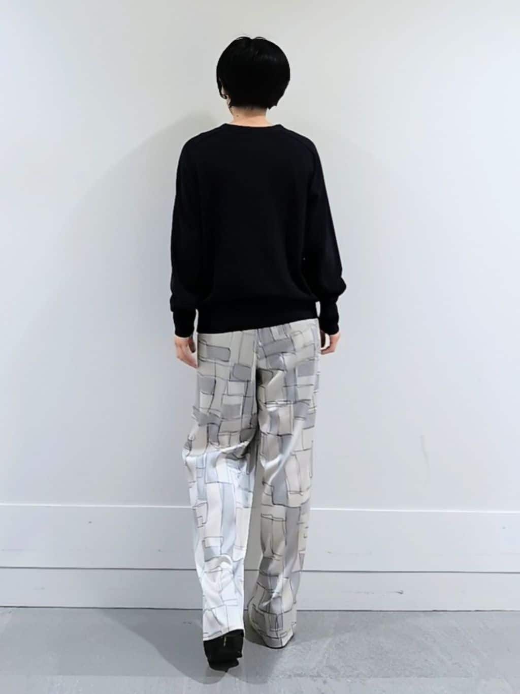 ミズタさんの「UNTITLED｜【アンサンブル可/洗える】シアーVネックニット」を使ったコーディネート