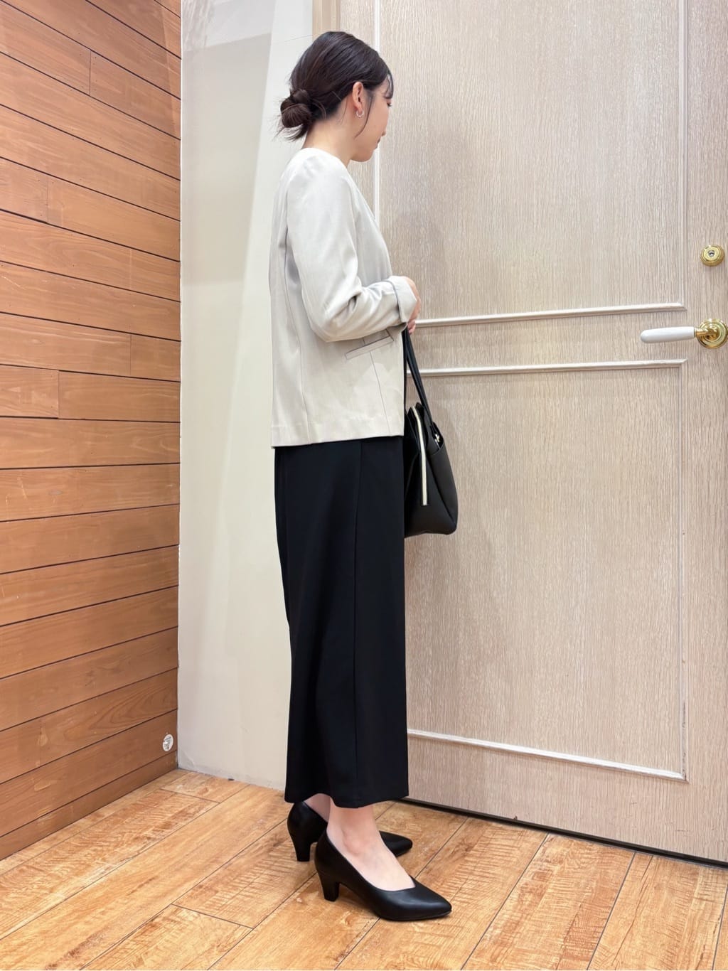 なみさんの「SHOO･LA･RUE｜【洗濯機可/吸水速乾/UV】メタルボタンがアクセント ふんわりギャザーブラウス」を使ったコーディネート