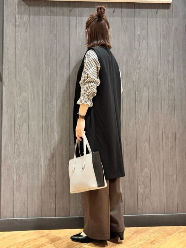 meiさんの「SHOO･LA･RUE｜【洗濯機可/セットアップ可/S-3L】きちんと楽に。カットジョーゼット ロングジレ」を使ったコーディネート