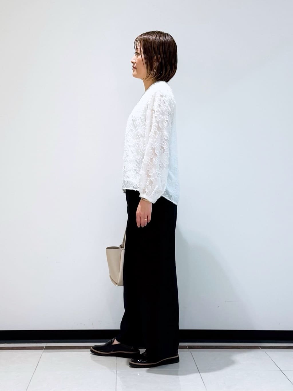 mikaさんの「INDIVI｜【華やか／大人シアー／セレモニー】カットフリンジブラウス」を使ったコーディネート