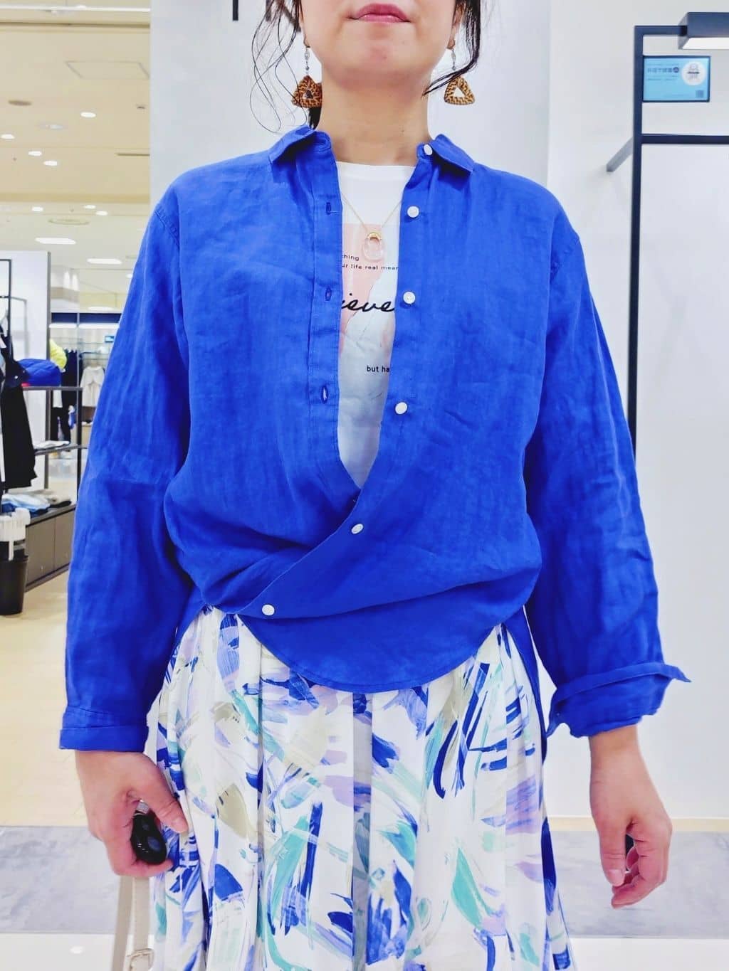 TOMOMIさんの「INDIVI｜【接触冷感／2WAY】カシュクールリネンシャツ」を使ったコーディネート