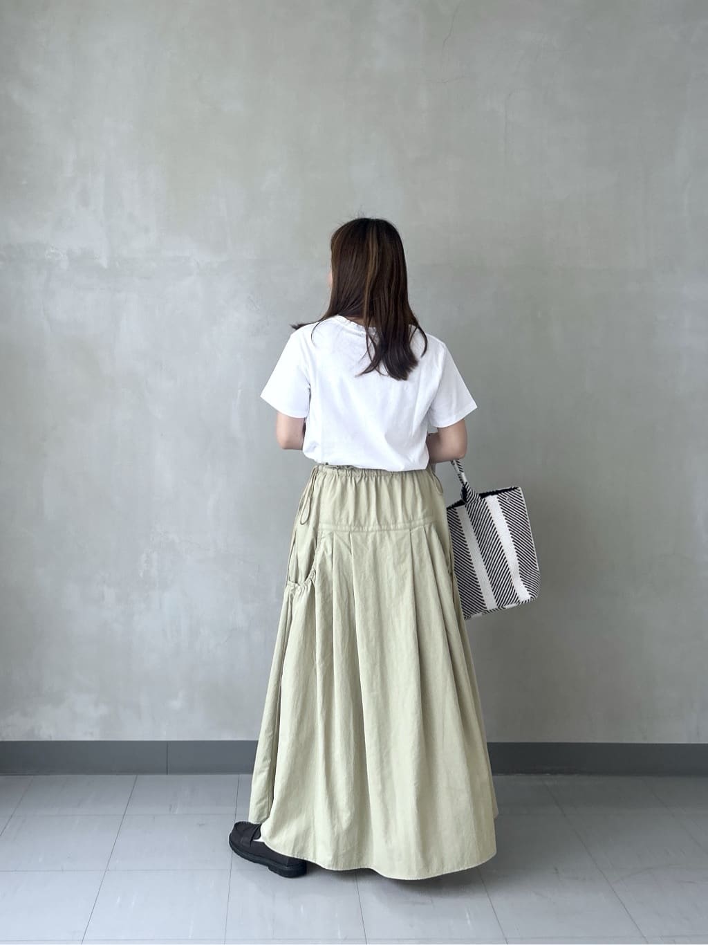 takaさんの「INDIVI｜メッセージプリントクルーネックTシャツ」を使ったコーディネート