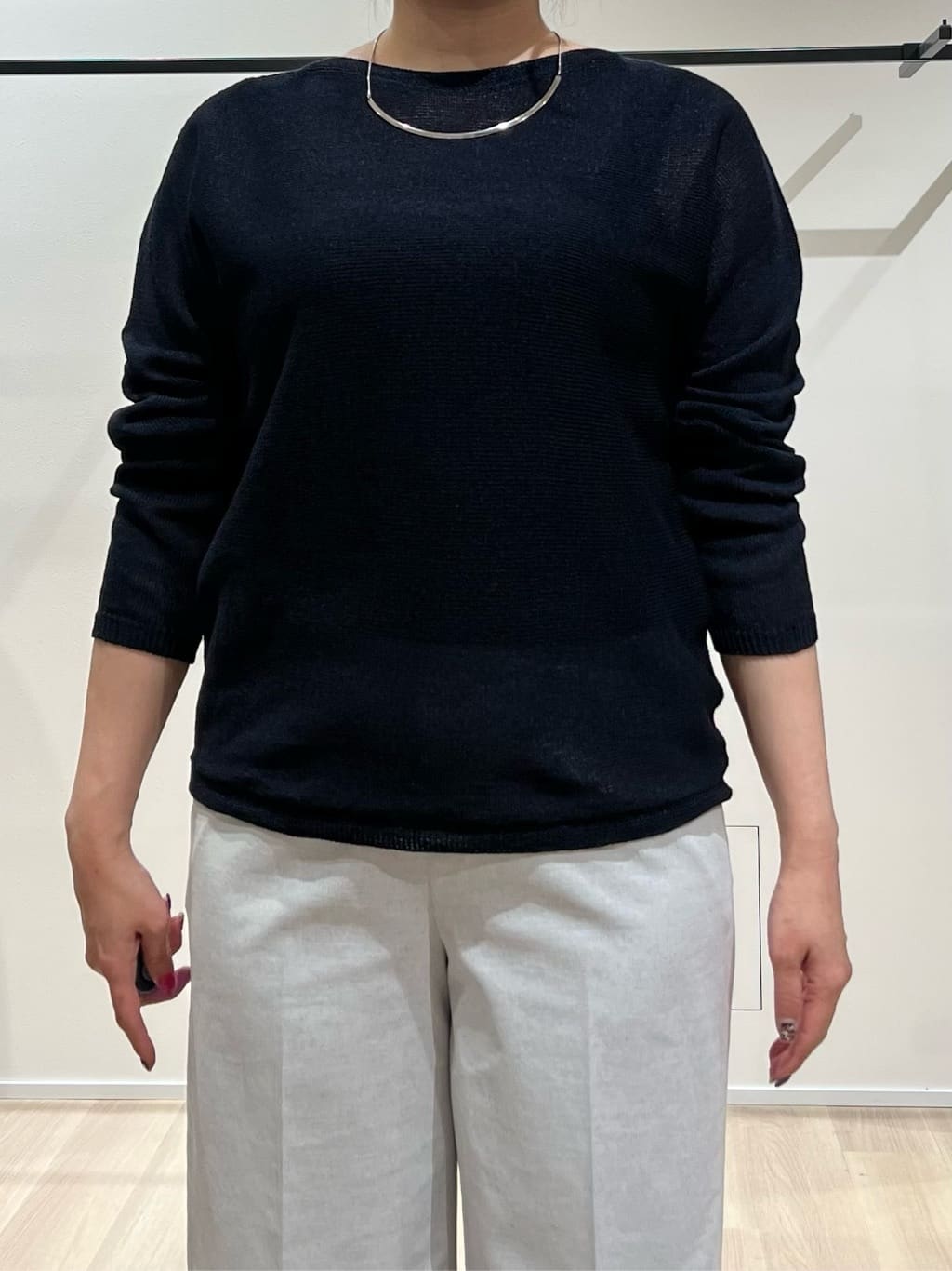 TOMOMIさんの「UNTITLED｜【8色展開/程よい透け感】ドライタッチボートネックニット」を使ったコーディネート