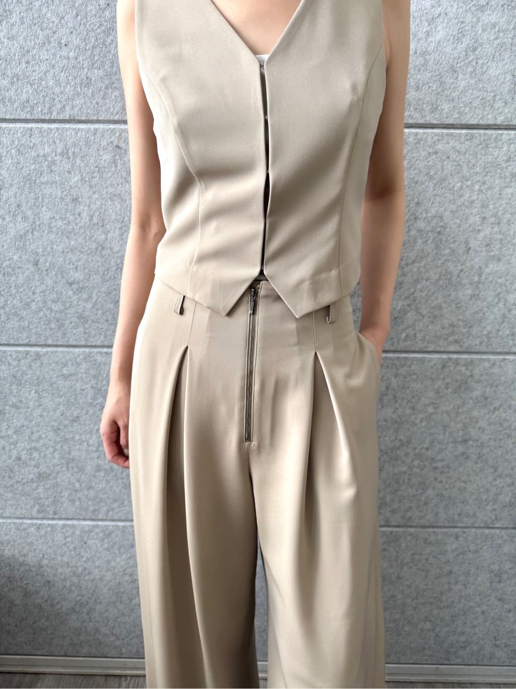 uchi__yamaさんの「CODE A｜front hook short vest」を使ったコーディネート